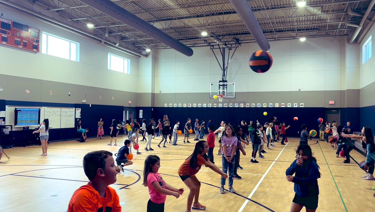 TurnerPE12's tweet photo. This past week we also worked on our volleyball 🏐 skills with 3rd grade. Bumping, setting, serving… always one of kids favorite units #physed @CaldwellProud #PElife @SPARKPhysEd https://t.co/xrRemrnXqT