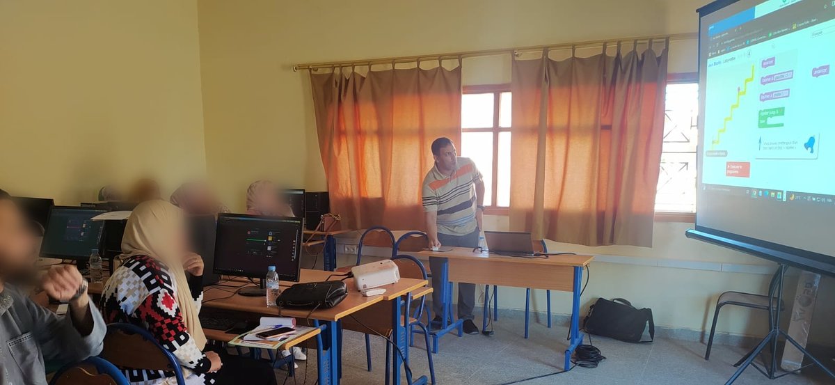 salimprof's tweet photo. Une autre journée de formation pour les enseignants sur le sujet : les bases de  programmation 
#lechangement #Positive https://t.co/mU1a5BDGj9