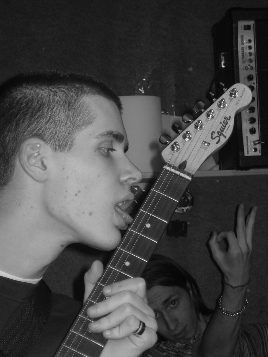 asdeeks's tweet image. Ну, на этом фото сразу же 
понятно кто по настоящему любит музыку, а кто дилетант...