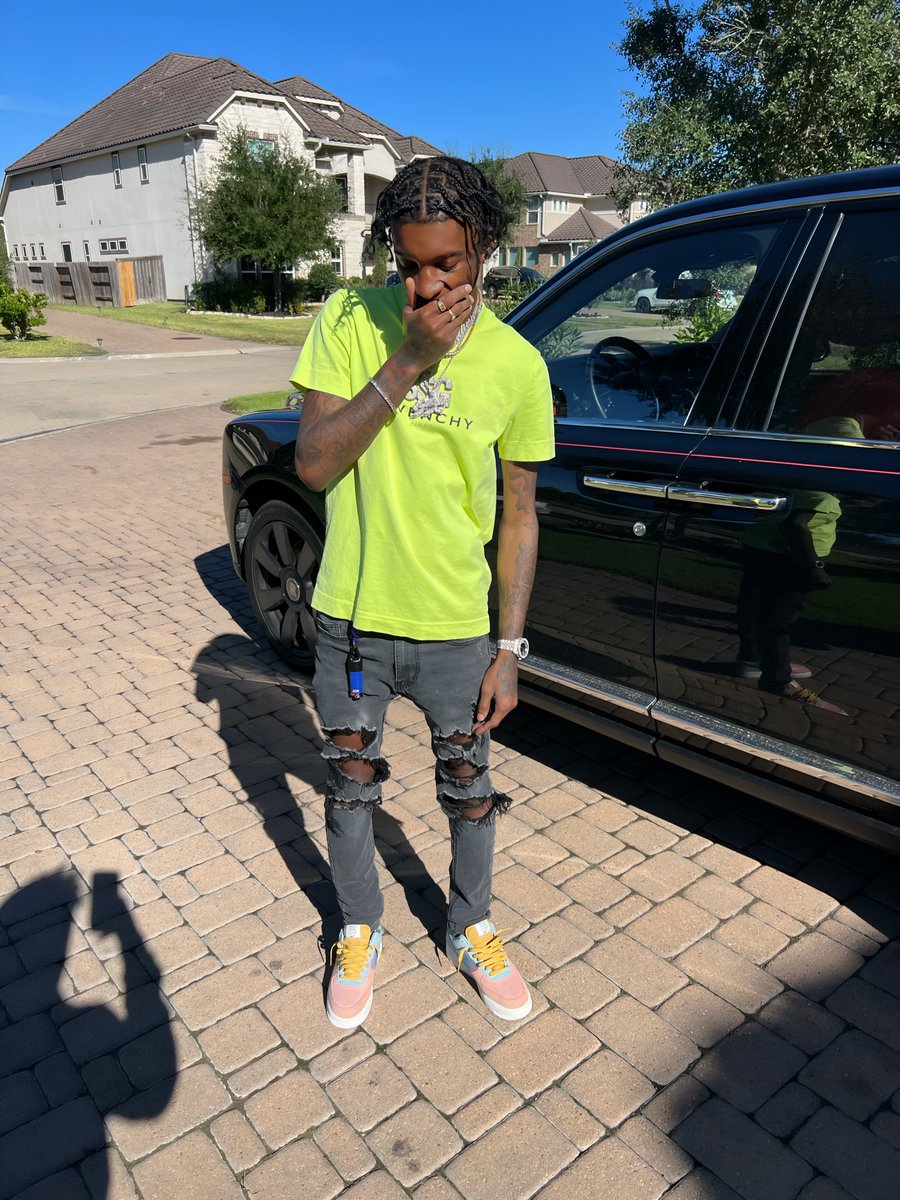 DCHerbo4's tweet photo. Turn Water into Wine 🍷, Imma hustle not cry 🚦 #LLZOP⚡️ #SSGLOB4L https://t.co/BPZFvUzTNH