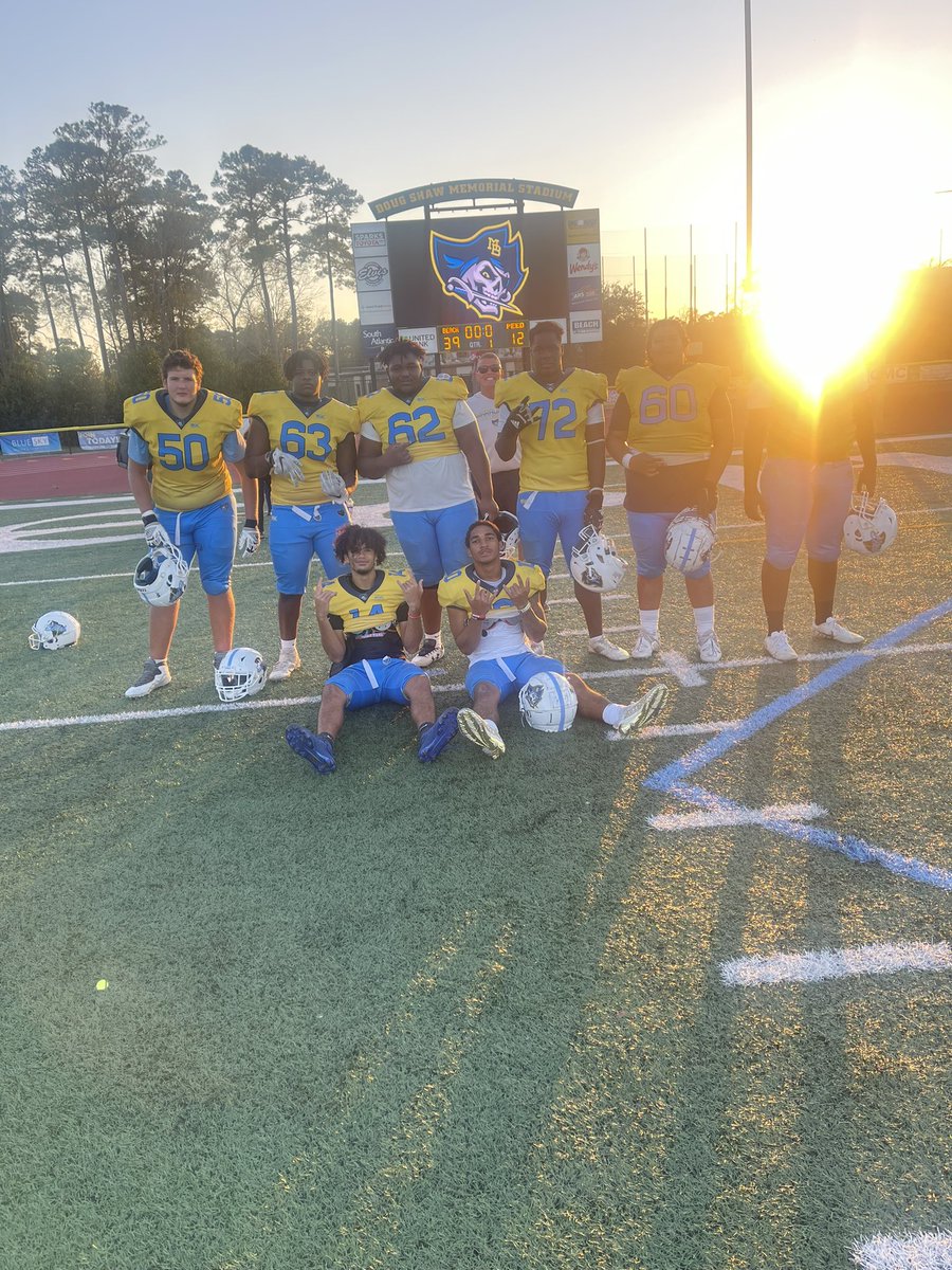 ponder_dominiq's tweet image. Just like that over 3 months, strangers became brothers and chosen family.  I will forever cherish my time @CollegiateMb thank u @MrNoOffseason for helping to mold me into a better man, teammate, and all around person. Thank you to all involved 🙏 onto the next chapter 🏈🔥