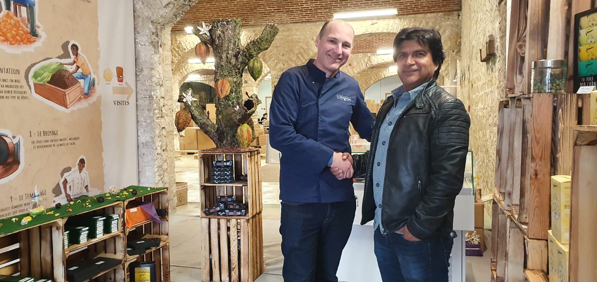 Commerce équitable:Excellent article (lc.cx/h75p0k ) où César PAZ,psd de SPP, rappelle que des producteurs n'ont pas de quoi se nourrir. C'est pour cela que les chocolats RRRAW et La Manufacture Bio sont tous certifiés SPP. En photo : César visitant LMB/Rrraw en mars.