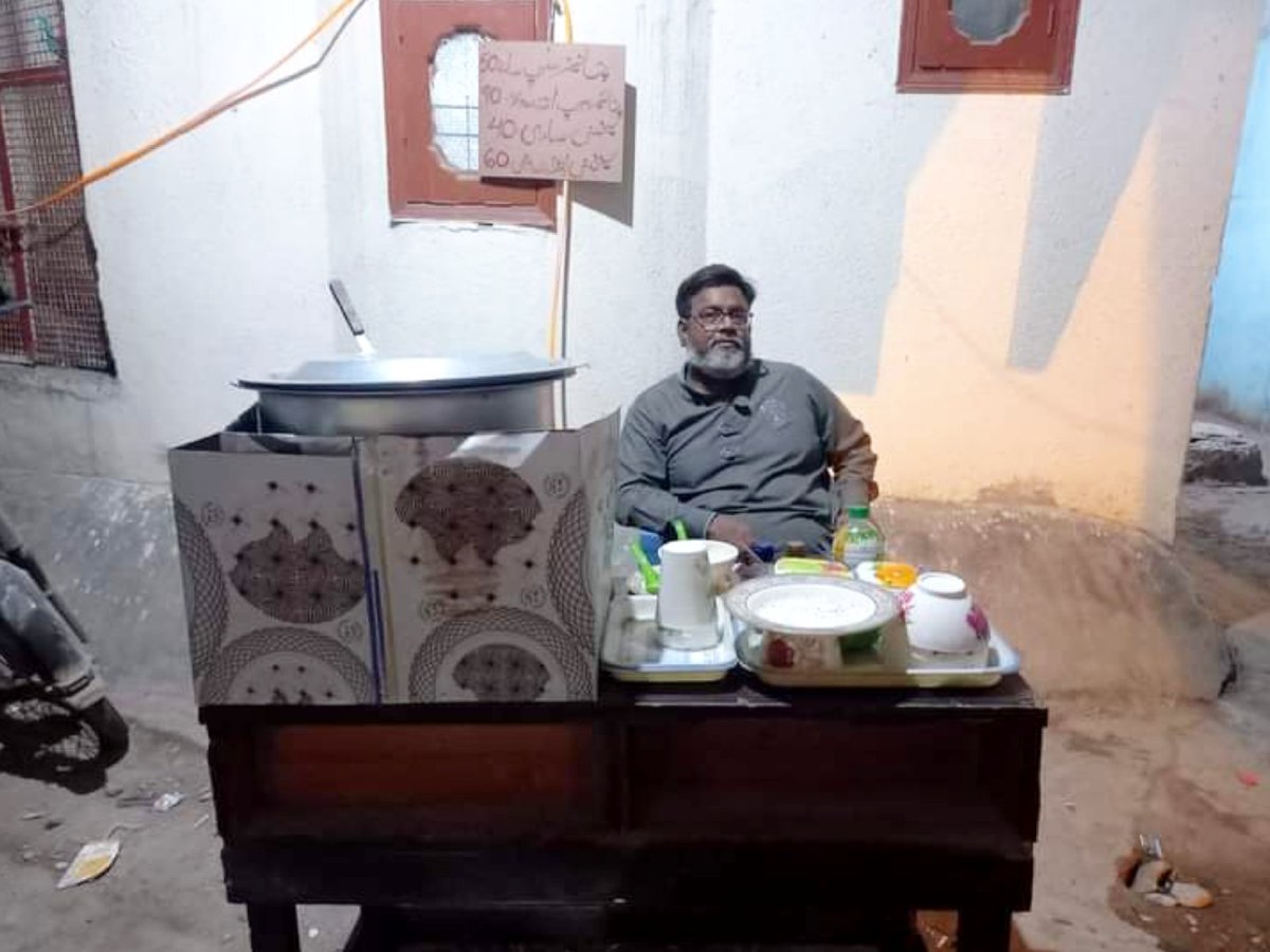 kolachiwalay's tweet photo. کراچی والو تصویر میں موجود شخص احتشام صاحب ہیں جو ناظم آباد نمبر 2 پر واقع مصطفی مسجد کے سامنے گھر کی بنائی ہوئی یخنی اور سوپ انتہائی مناسب دام میں فروخت کر رہے ہیں, اگر آپکا وہاں جانا ہو تو لازمی ٹرائے کیجئیے اور احتشام بھائی کو سپورٹ کریں۔ https://t.co/bWUsKbmEWh
