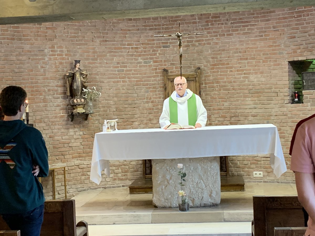 cmu_pioxii's tweet photo. ¡Día del Señor! Y en nuestro Mayor no podemos tener mejores Sacerdotes que acompañan a nuestros Colegiales 24/7 y en especial los domingos! Gracias Pedro Sarmiento, Nacho y Sevo por toda vuestra ayuda #unmayoresmas #somospio #Misa #Capellan https://t.co/youyTDkuVe