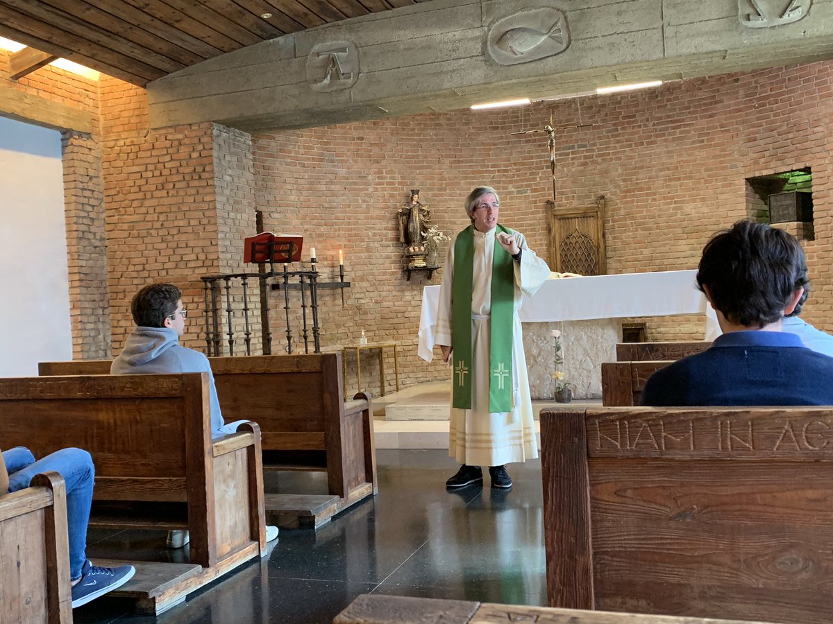 cmu_pioxii's tweet photo. ¡Día del Señor! Y en nuestro Mayor no podemos tener mejores Sacerdotes que acompañan a nuestros Colegiales 24/7 y en especial los domingos! Gracias Pedro Sarmiento, Nacho y Sevo por toda vuestra ayuda #unmayoresmas #somospio #Misa #Capellan https://t.co/youyTDkuVe