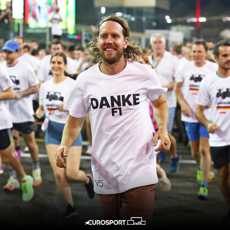 Eurosport_IT's tweet photo. Per festeggiare l'ultimo GP di Sebastian Vettel, i piloti, gli addetti ai lavori e i tifosi hanno corso a piedi un giro del circuito di Abu Dhabi insieme al tedesco 🏃‍♂️🏁🇩🇪

#F1 | #Formula1 | #runwithseb | #Vettel | #AbuDhabiGP https://t.co/ljOZyMcCtb
