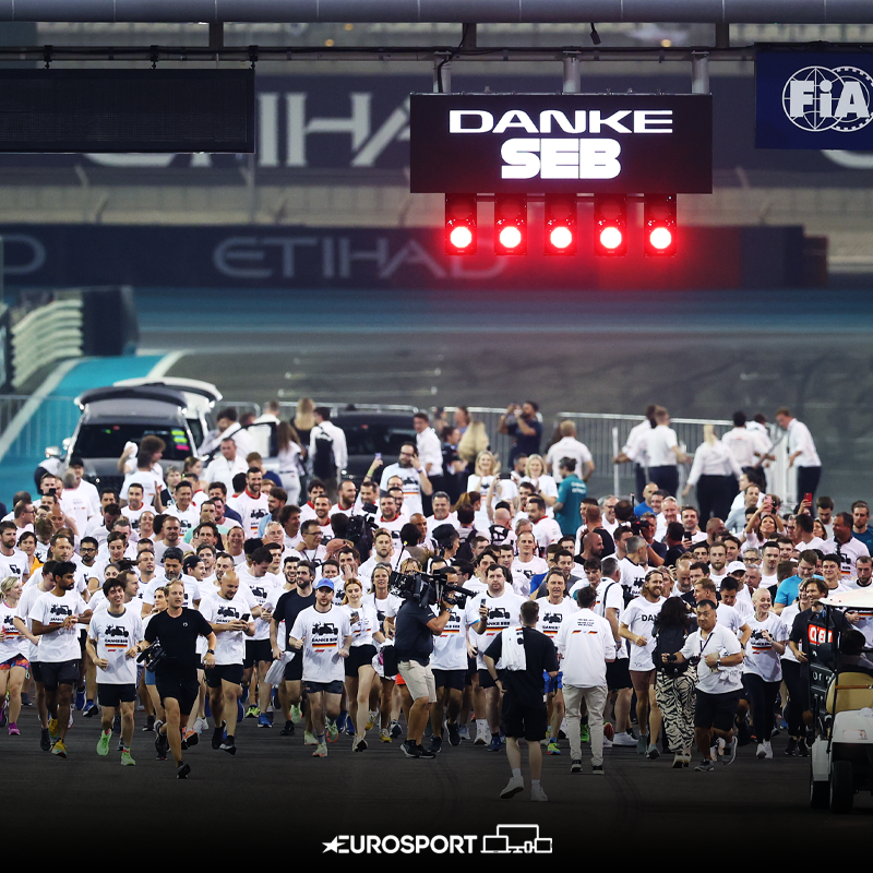 Eurosport_IT's tweet photo. Per festeggiare l'ultimo GP di Sebastian Vettel, i piloti, gli addetti ai lavori e i tifosi hanno corso a piedi un giro del circuito di Abu Dhabi insieme al tedesco 🏃‍♂️🏁🇩🇪

#F1 | #Formula1 | #runwithseb | #Vettel | #AbuDhabiGP https://t.co/ljOZyMcCtb