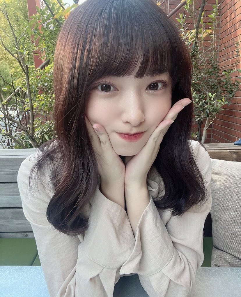 satoneINTL's tweet photo. Satone Instagram Update 

It's been a while ☺️ It's Kubo Satone.
I just turned 19 years old 🌷
It's been about half a year since I graduated from AKB48, and now I'm going to school to study for my dream! (1/2)

#AKB48 #久保怜音 https://t.co/gREsYCjsNm
