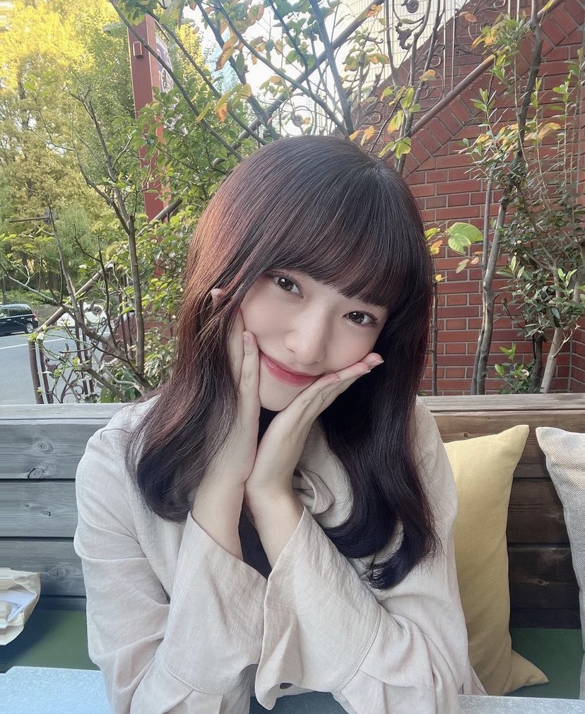 satoneINTL's tweet photo. Satone Instagram Update 

It's been a while ☺️ It's Kubo Satone.
I just turned 19 years old 🌷
It's been about half a year since I graduated from AKB48, and now I'm going to school to study for my dream! (1/2)

#AKB48 #久保怜音 https://t.co/gREsYCjsNm