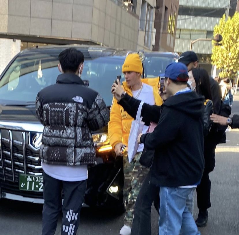 JBCrewdotcom's tweet photo. Photos of Justin Bieber at the Drew House pop up store in Tokyo. (November 19) | Credit: yuto_jr https://t.co/KhyPaqQ3Ac