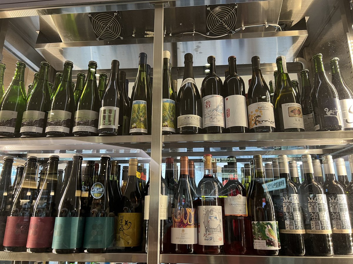 【#日本ワインの飲める店】大阪旅行、出張で小腹が空いたり、1杯飲みたかったらここ！yanakenbooは新幹線中央改札から徒歩20秒。カツオが超絶品なので試してほしい。マスカット…ベーリーAのワインと相性抜群。#日本ワイン