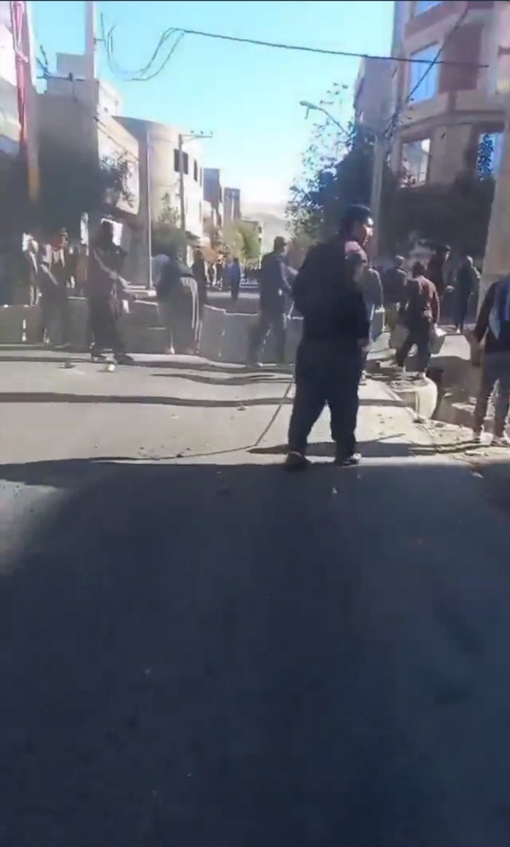 OutFarsi's tweet photo. #فوری سنگربندی خیابانها دوباره شروع شد.
مهاباد نمیخواهد دیگر به خانه بازگردد
#مهسا_امینی https://t.co/yTkNHCEMzl