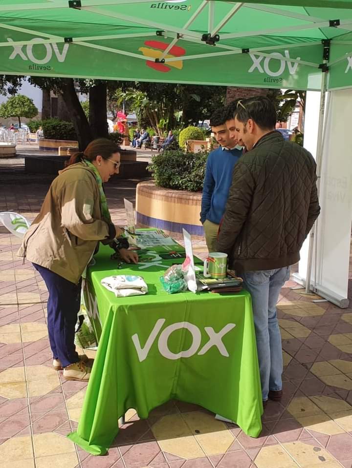 VOX_MORON's tweet photo. 💯🇪🇦 Gran jornada informativa ayer en Morón de la Frontera, donde recibimos a vecinos interesados en conocer nuestras propuestas y trasladarnos problemas locales. 

Siempre con nuestro pueblo, con nuestra gente. #VoxContigo https://t.co/8u5CXE5Qtq