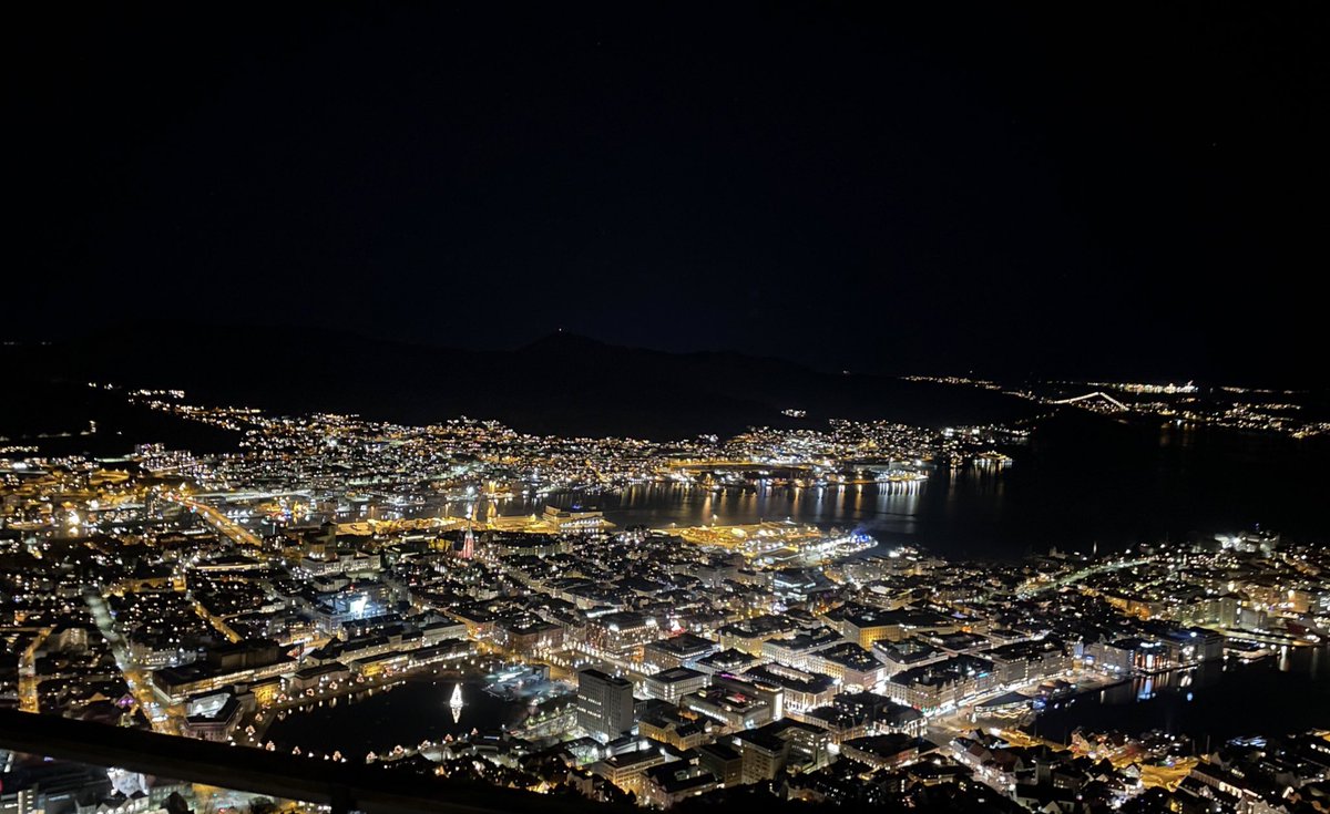 norapautmeier's tweet photo. A sky full of stars ✨ 
Wenn wir tagsüber keine Zeit haben, machen wir eben eine Nachtwanderung. Check: 7/7 Berge, Sternschnuppen und Nordlichter bei -4 Grad. Knackig kalt, aber hat sich gelohnt! #NorthernLights #studierenweltweit #erlebees https://t.co/57yd6Q521o
