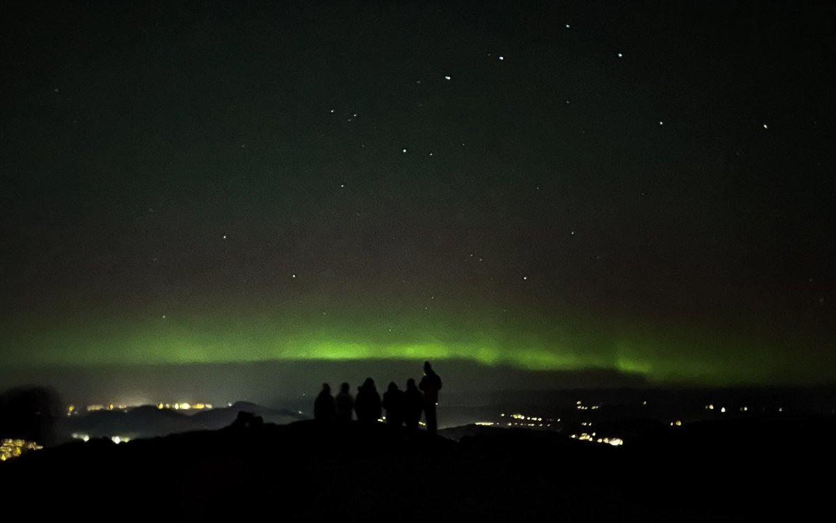 norapautmeier's tweet photo. A sky full of stars ✨ 
Wenn wir tagsüber keine Zeit haben, machen wir eben eine Nachtwanderung. Check: 7/7 Berge, Sternschnuppen und Nordlichter bei -4 Grad. Knackig kalt, aber hat sich gelohnt! #NorthernLights #studierenweltweit #erlebees https://t.co/57yd6Q521o
