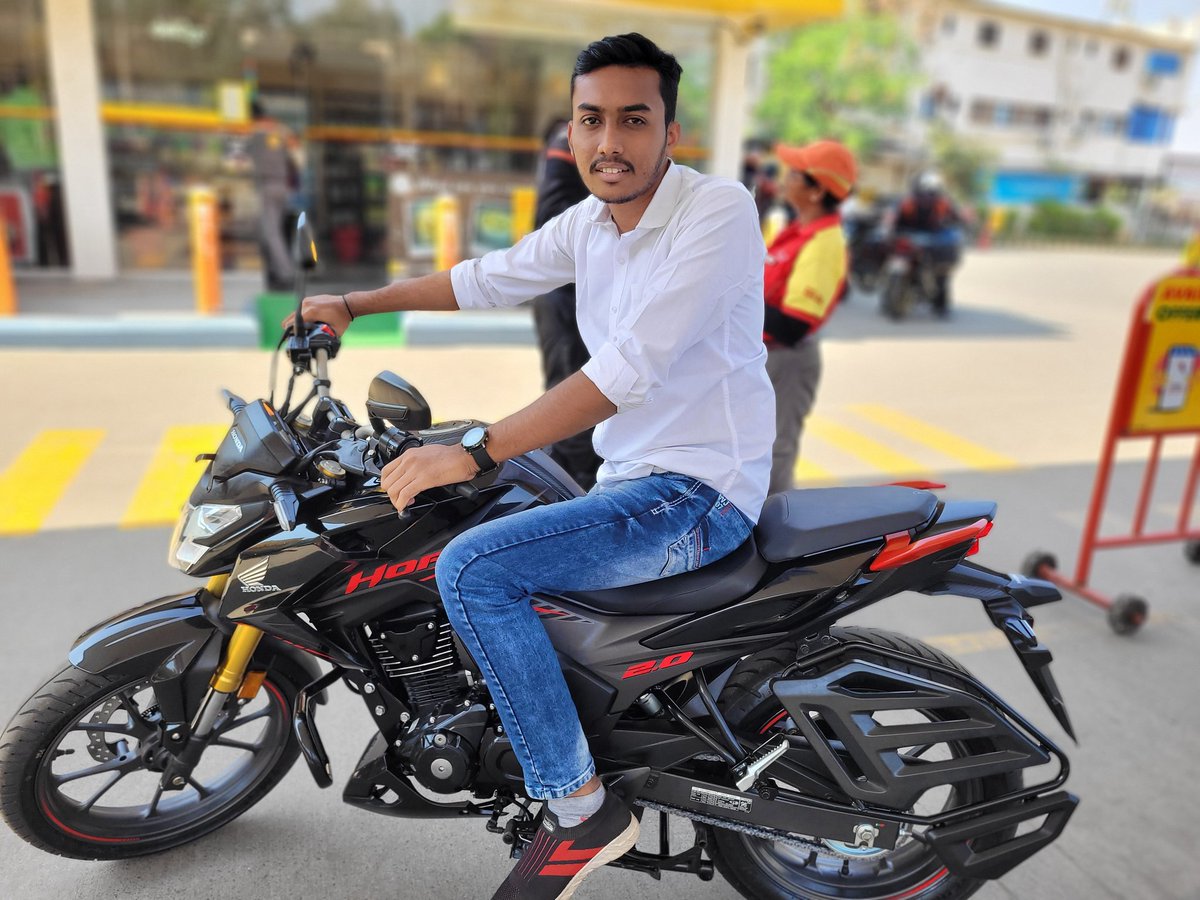 RajendraPacharn's tweet photo. #newbike #hornet #2.0 @Honda https://t.co/lEItlJ3mkd