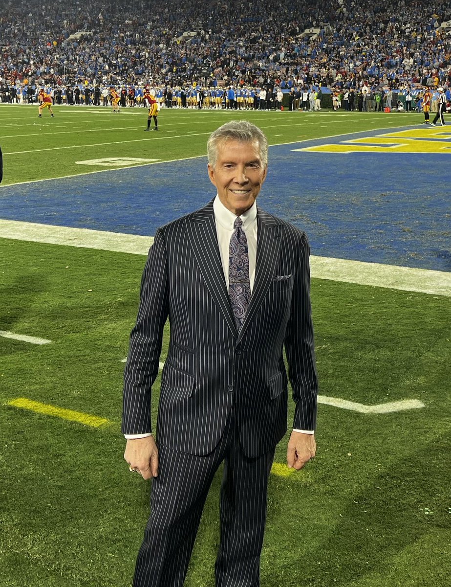 Michael_Buffer's tweet photo. Last night’s @USC vs @UCLA game in the legendary @RoseBowlStadium was spectacular! A classic offensive battle to the end! Both BRUINS &amp; TROJANS were awesome!
Big thanks to @UCLAAthletics for letting me be a part of it with #LetsGetReadyToRumble ® to start it off!
❤️college🏈 https://t.co/MhEAij9krU