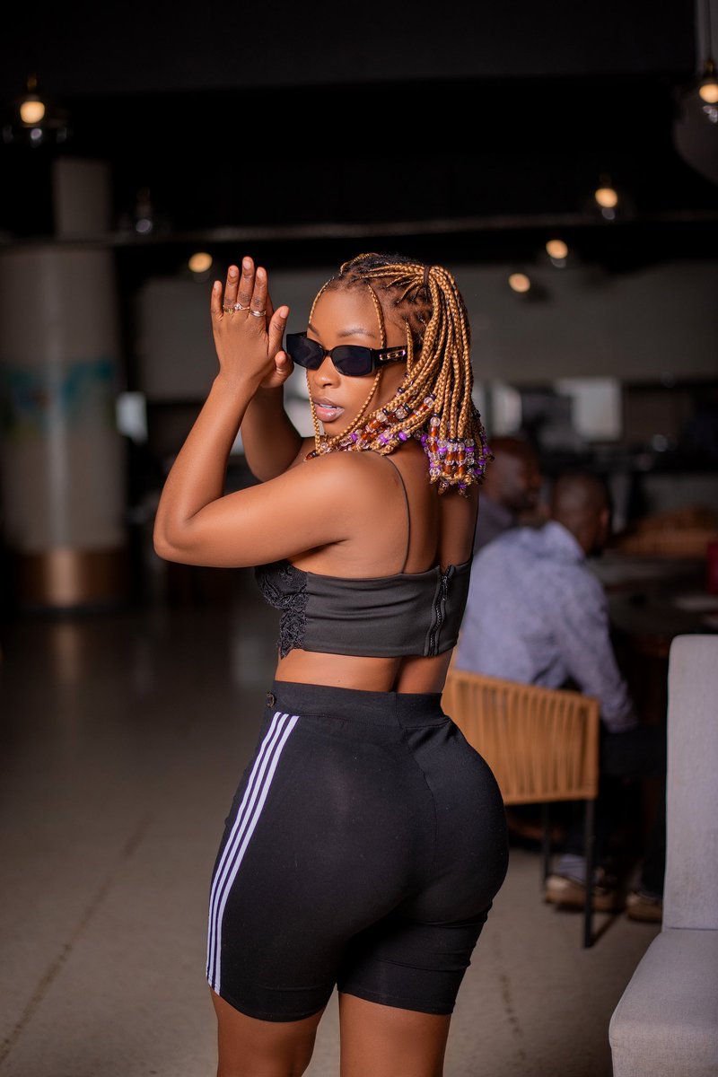 FGyalo's tweet photo. Mi know yhu wanna hv my sexy body🤸🏻😉sikiluma mu njagaala 💁🏻‍♀️yakolamu💵ndagako omutima Guube Mugumu Aha🤸🏻💃🏻💸I know you're mad over me🧘‍♀️ https://t.co/DJHIGktf4k