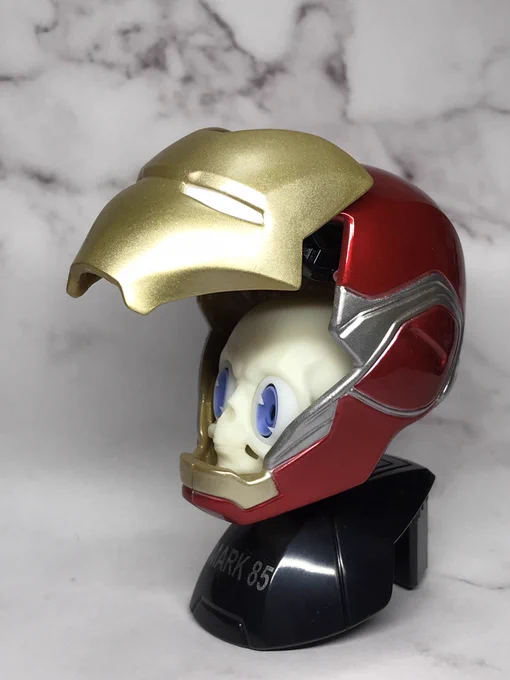 アイアンマンのガチャガチャもらった。開閉ギミック。マーク85はこんな開き方しないけどね…。 
