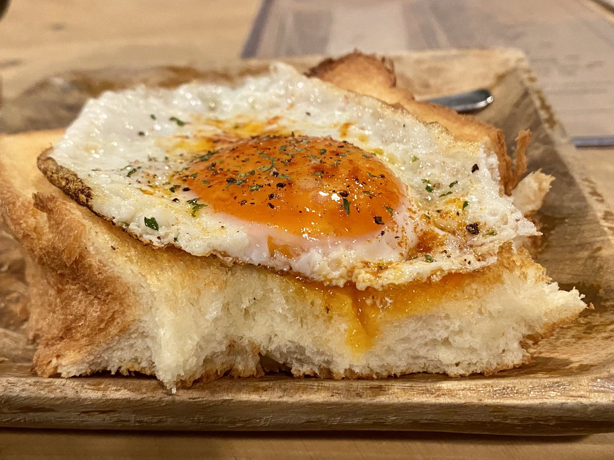 pidapu's tweet photo. cafeBOXさん

目玉焼きトースト+コーヒー☕️

ここから先どうやって食べるのが正解？🤣

#cafeBOX
#目玉焼きトースト
#美味しいもの食べよう https://t.co/4QxQU2fbkv