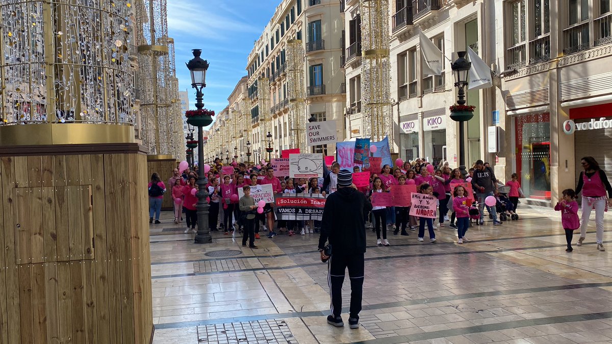 SURDeporte's tweet photo. Usuarios de @inacua_oficial y miembros @InacuaMalagaNat se manifiestan ahora por las calles del centro de Málaga pidiendo el arreglo de las piscinas cubiertas de la instalación. El riesgo de colapso de la cubierta las mantiene cerradas https://t.co/1GHYCXr5BE