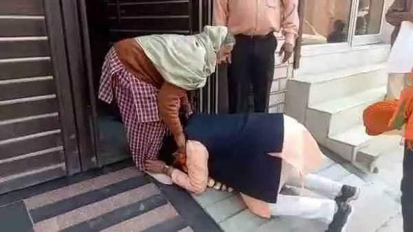 Raja13mohan's tweet photo. જીતુ ઢોલી ની એક્ટિંગ જોઇને??

કોણ કહે ખાલી સાહેબ ને જ આવડે આવું બધું...

જીતુ ઢોલી પણ એક્ટિંગ ની દુનિયાં નો એક્કો છે...

એટલે જ જીતુ ઢોલી ઍક છેલ્લો મોકો માગે છે પબ્લિક પાસે...

એક મોકો આપને.... પ્લીઝ https://t.co/XCWEdzp6hf