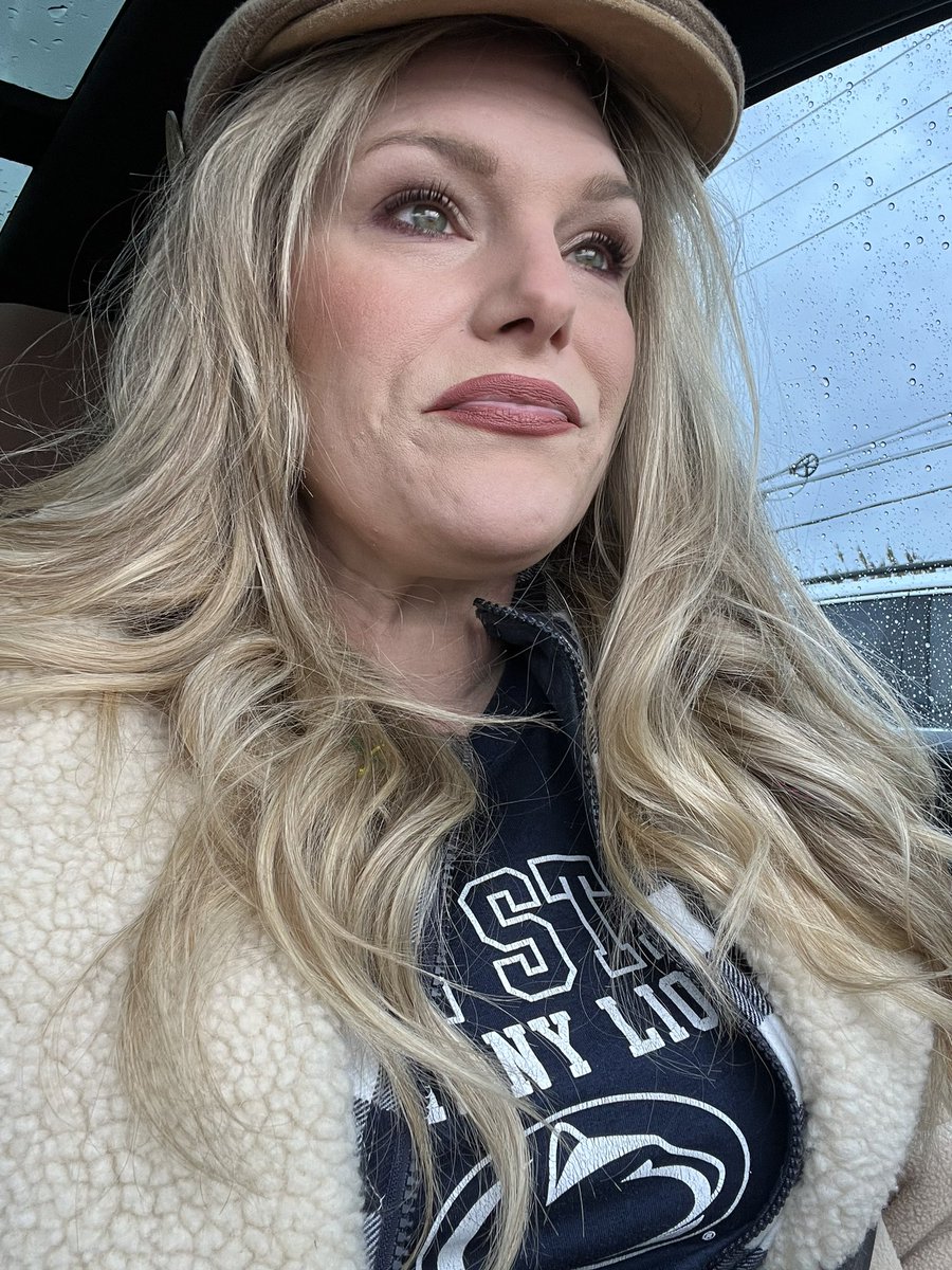 AubrieTx's tweet photo. Me watching the #psufootball game in #Houston on a showing #GameDay #mtsir #weare #PennState https://t.co/v9lIR6Rd7b