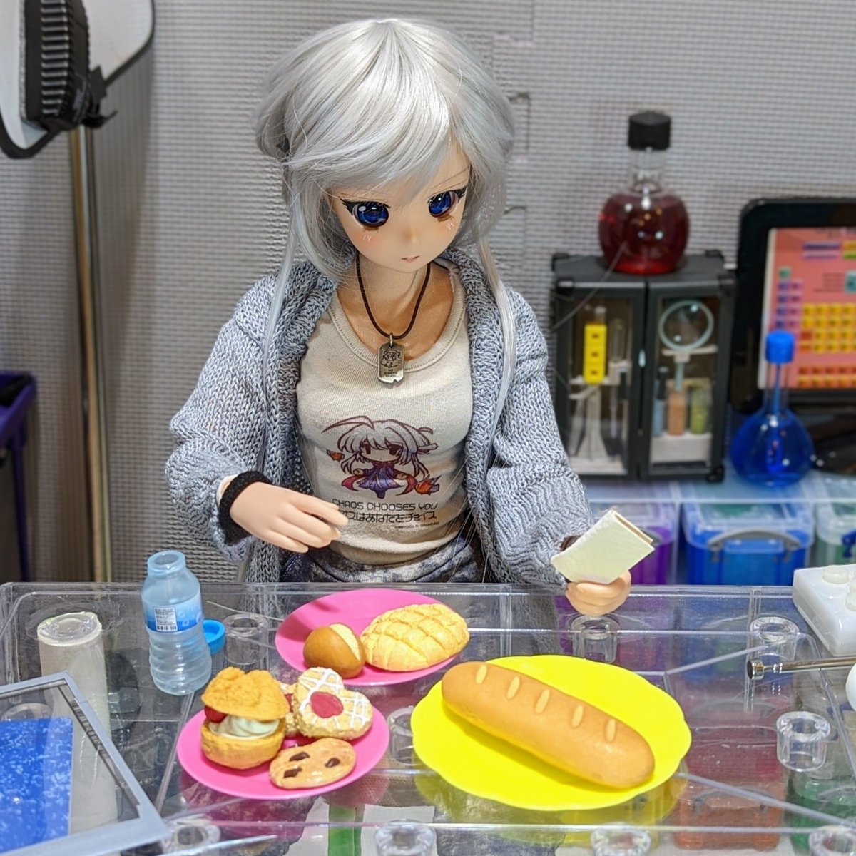 rc2agog's tweet photo. Enjoy holiday food, but don't let it take over! "OK, Chitose?" "Oh my bread!" ๐ฅ๐
.
#Chitose #SmartDoll #BJD #Lab #geekGirl #ChitosesLab #snacks #bakedgoods #bread #foodcoma #nap #fooddream https://t.co/t9cPqcOCBl