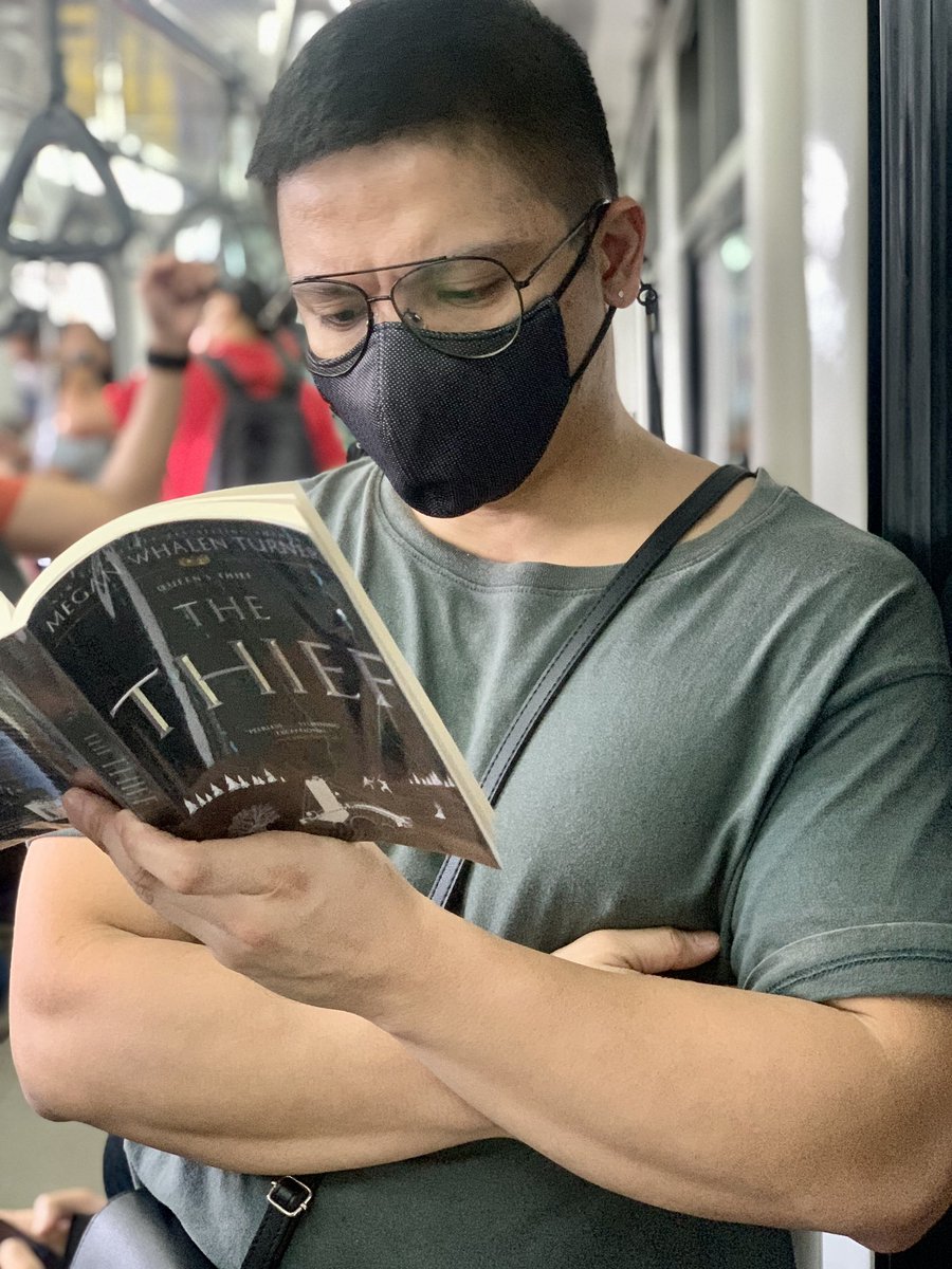 putopao's tweet photo. So I heard you like guys who read? #MRTChronicles https://t.co/iSyyeB3TVI