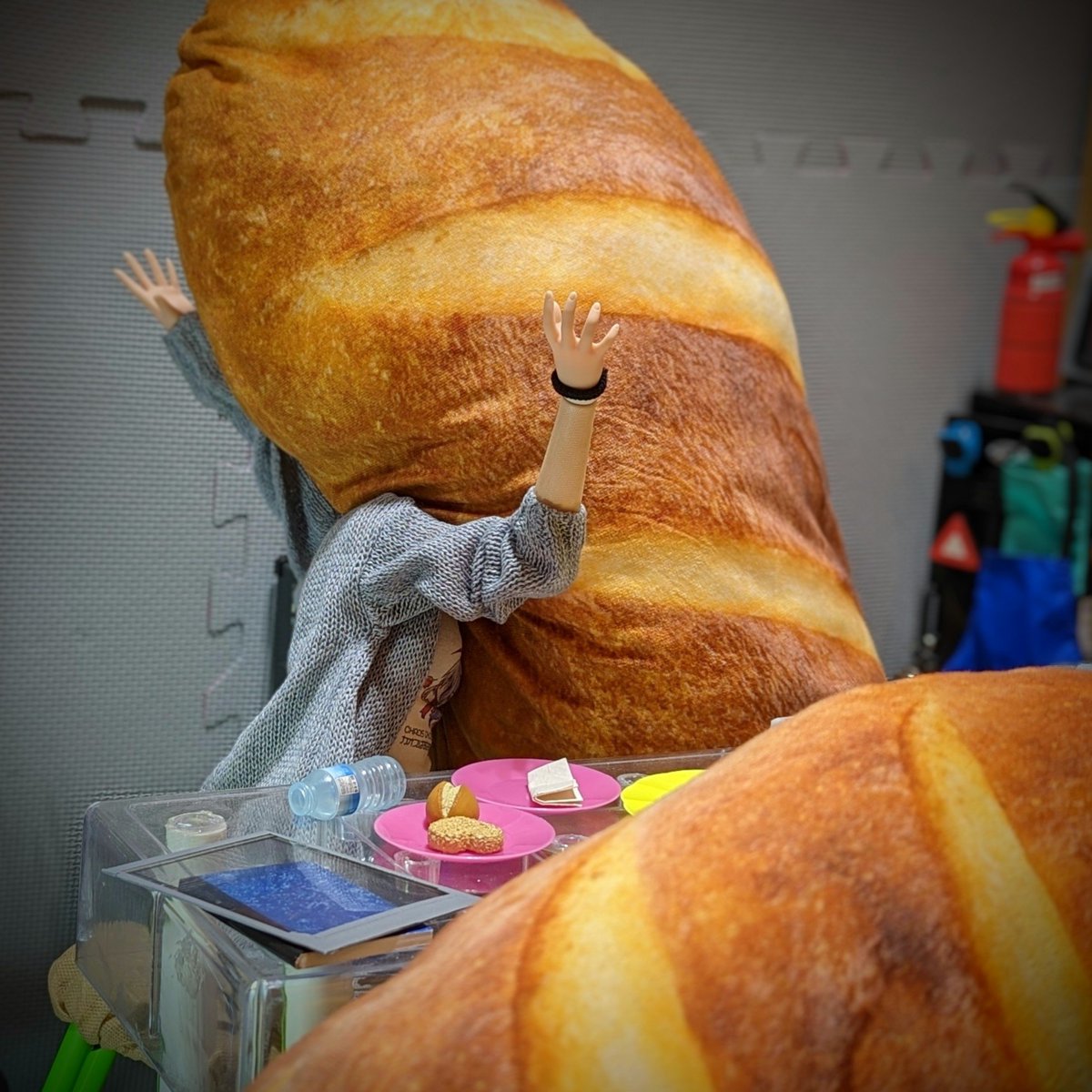 rc2agog's tweet photo. Enjoy holiday food, but don't let it take over! "OK, Chitose?" "Oh my bread!" ๐ฅ๐
.
#Chitose #SmartDoll #BJD #Lab #geekGirl #ChitosesLab #snacks #bakedgoods #bread #foodcoma #nap #fooddream https://t.co/t9cPqcOCBl