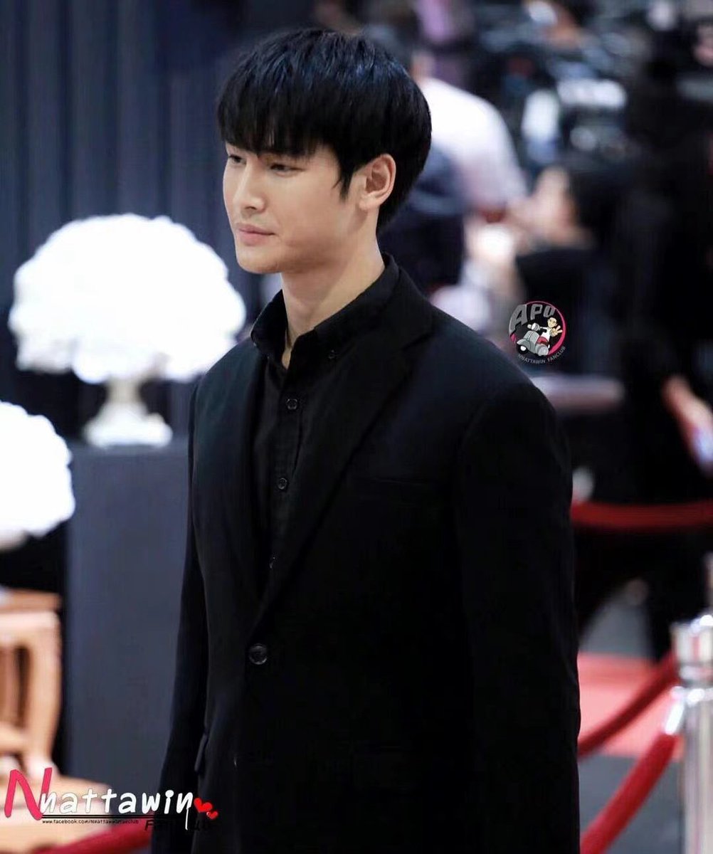 mitt2801's tweet photo. Em không thích mặc màu đen lắm, nhưng thấy hai tấm này rồi em nghĩ là em nên thêm màu đen vào tủ quần áo của em 😊 #MilePhakphum #Nnattawin  @milephakphum @Nnattawin1 #MileApo https://t.co/mylkJ2HZWd