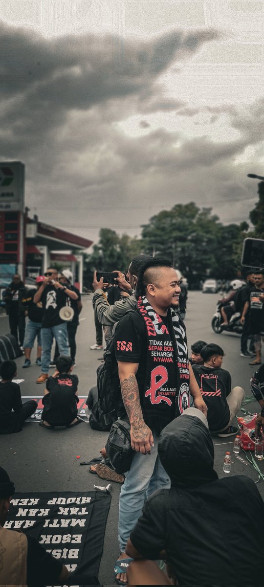 Dvilhm's tweet photo. Bokgloedoek melawan✊
#aremania #usuttuntastragedikanjuruhan
#ACAB https://t.co/sGf5ni2Dol