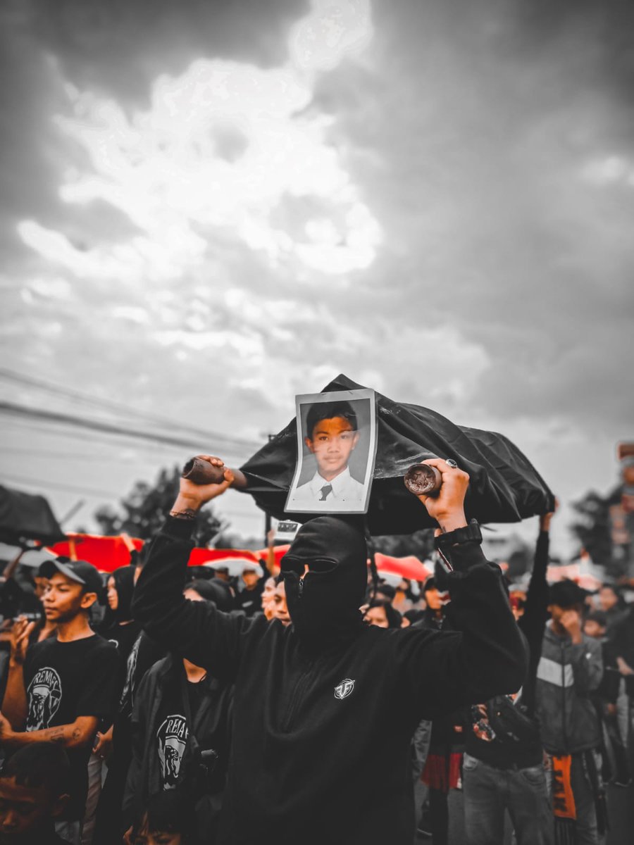 Dvilhm's tweet photo. Bokgloedoek melawan✊
#aremania #usuttuntastragedikanjuruhan
#ACAB https://t.co/sGf5ni2Dol