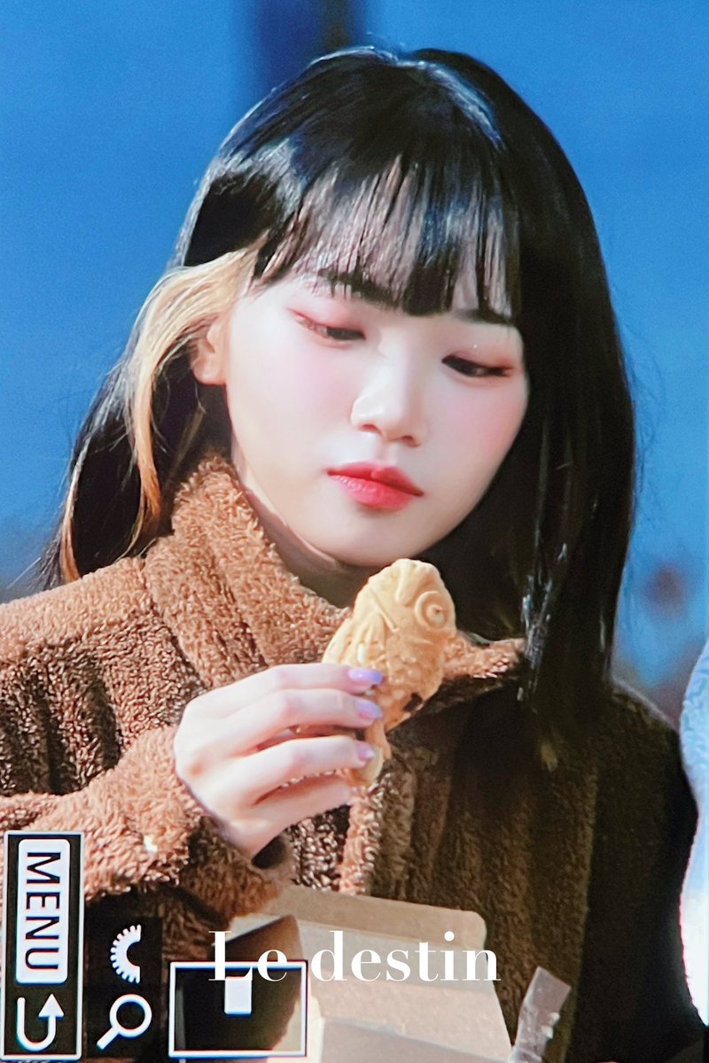 eynthe's tweet photo. 하
뭔 뜨는사진마다 정신없이붕어빵먹기,눈귀엽게뜨고붕어빵먹기,눈으로붕어빵먹기,먼산응시하며붕어빵먹기냐 https://t.co/dMBHv0AXcm