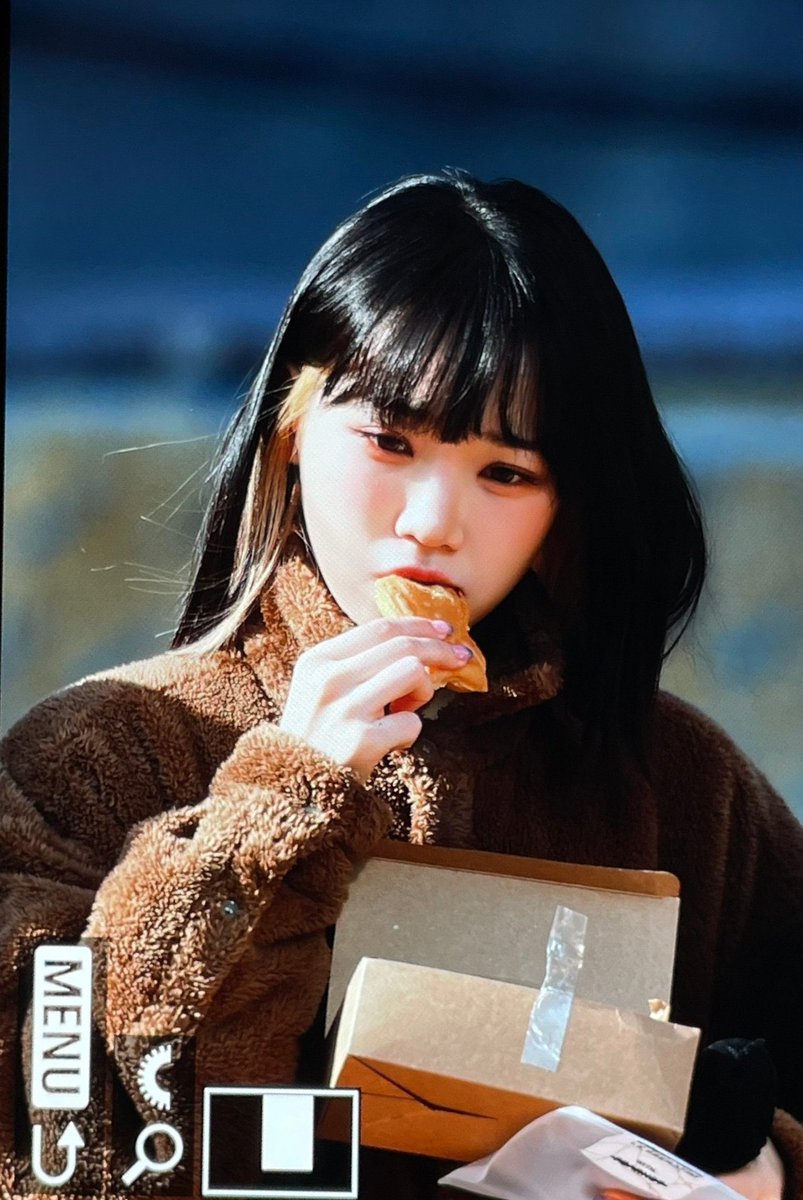 eynthe's tweet photo. 하
뭔 뜨는사진마다 정신없이붕어빵먹기,눈귀엽게뜨고붕어빵먹기,눈으로붕어빵먹기,먼산응시하며붕어빵먹기냐 https://t.co/dMBHv0AXcm