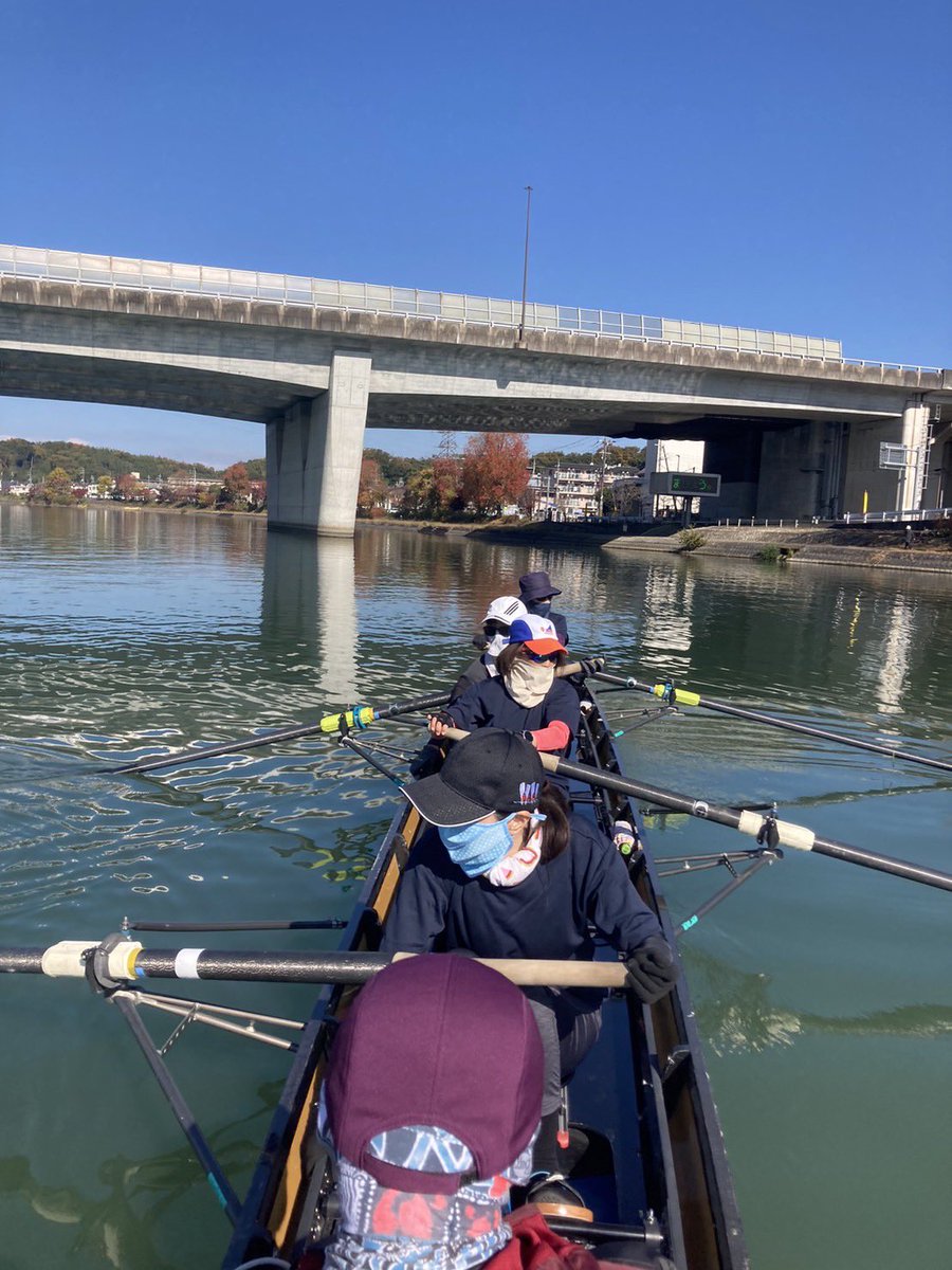 BiwakoLadiesRC's tweet photo. 金曜日の練習
川下り3艇。
快晴、紅葉🍁もちょうど見頃😀

何よりも嬉しいのは、久し振りのメンバーの参加を増えてきた事！
本当に嬉しい❣️ https://t.co/b794t9gezt