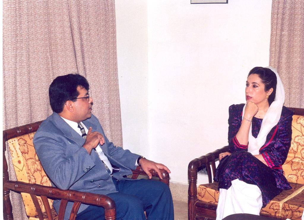 DrMAliShaikh's tweet photo. I was a college principal. She was a former prime minister, and a most popular leader. Still she could visit my modest home to discuss books, history and politics. She was an exceptional person in many ways. (Pic: March 1999) https://t.co/NakzT4pNAe