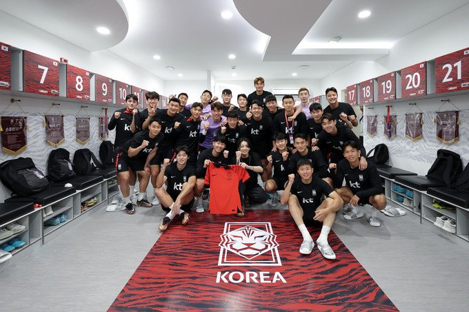 LittleSevenClub's tweet photo. Jungkook visited the South Korea's soccer team! https://t.co/BzwQFMmT1W