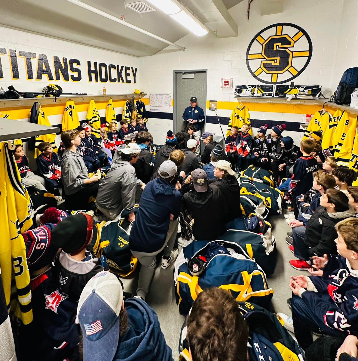 GBSTitanHockey's tweet photo. It's the game of hockey that brings us together and the support of our hockey family that keeps us going. Thank you Glenview Stars for being our guest at the Stars/Titans event. #gbsmentors #gbshockey #glenviewstars #hockeyfamily #raisingbettermen https://t.co/IMmbz8cpTd