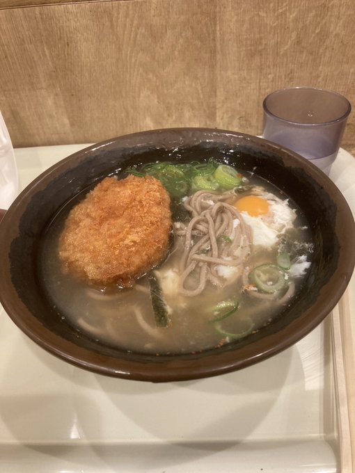 寒くなってきたので、久しぶりのコロッケ蕎麦。大阪ではほぼ見ないメニューだよね。 