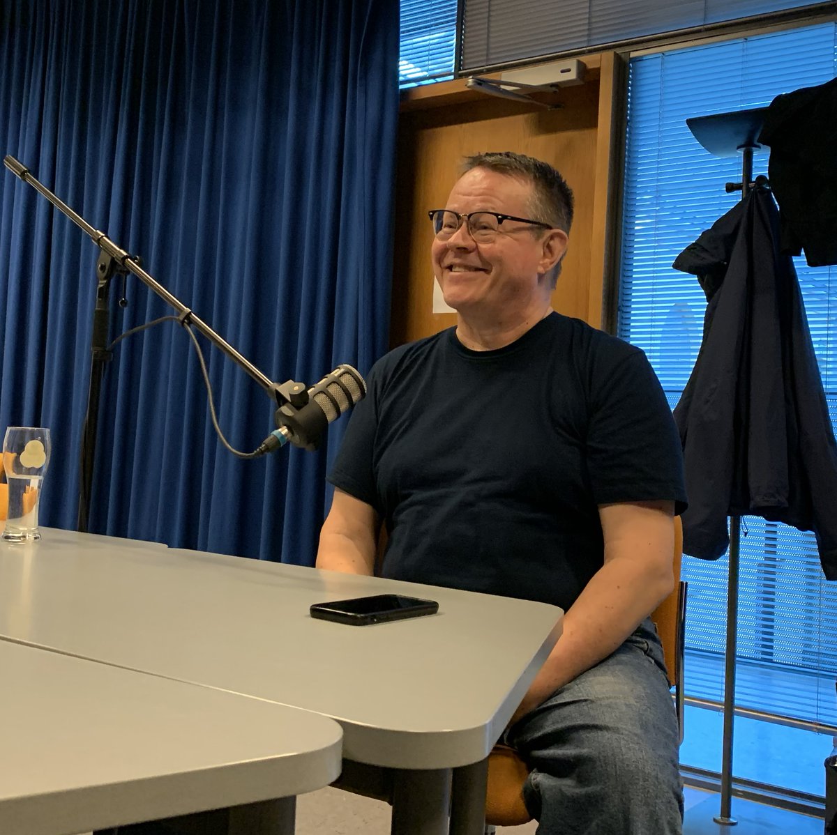 Kielivirtuoosi, aristoteelinen toimittaja Pari Heikura paljastaa #podcastissa että ei halua olla kielipoliisi, mutta saivartelee joskus pilke poskella. Fraasirikoksiakin parempi tehdä kuin olla hiljaa. 
open.spotify.com/show/2KcelTmaw…