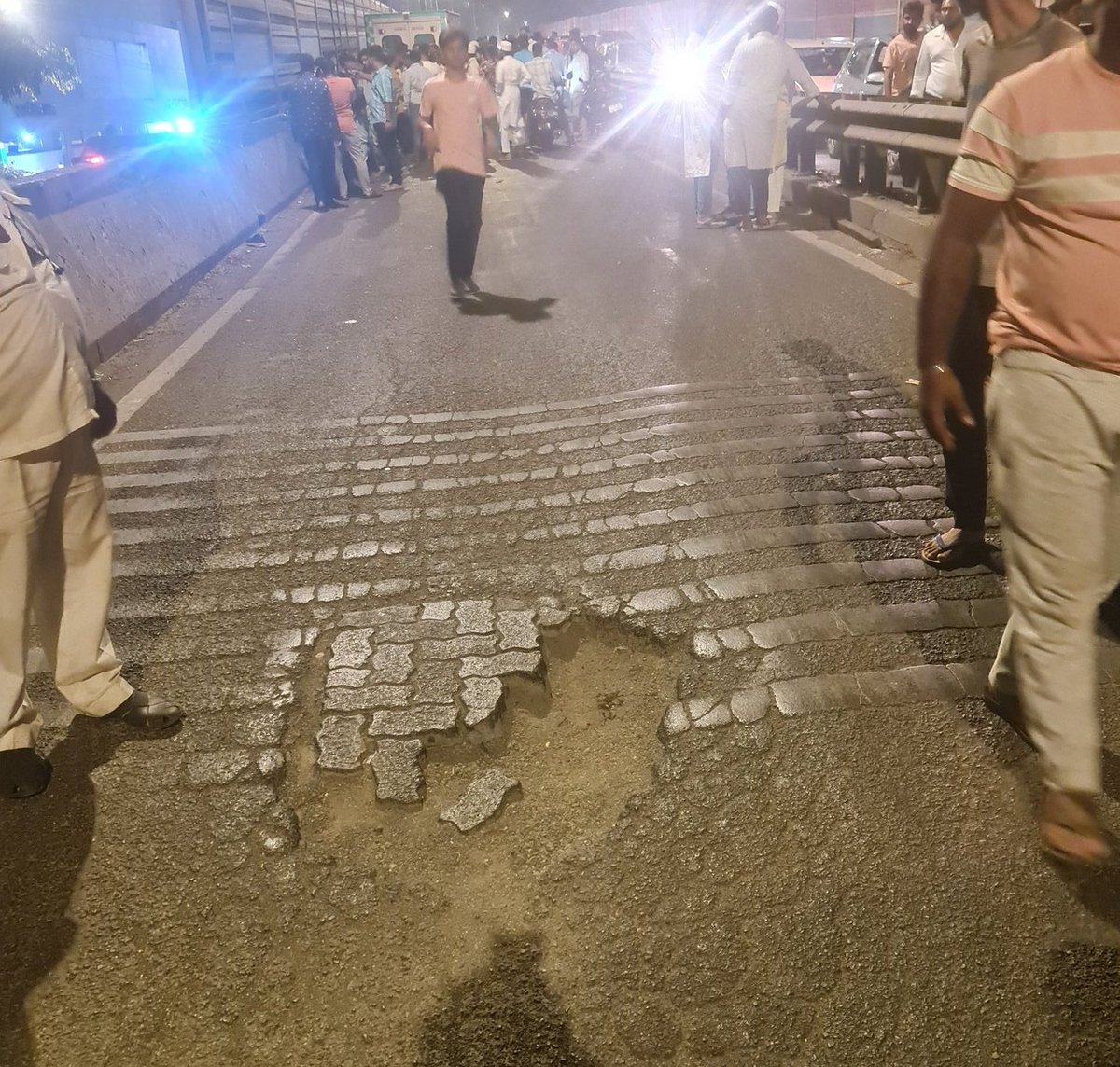 PotholeWarriors's tweet photo. Pothole on Newly made Veer Savarkar flyover at goregaon took life of 3 bikers (ktm & activa) at 18 Nov 2022 11.30pm
we request @MumbaiPolice
to take cognisance of this matter & book both concerned road engineer & contractor who made this flyover
@DGPMaharashtra @CPMumbaiPolice https://t.co/PirGbzCE49