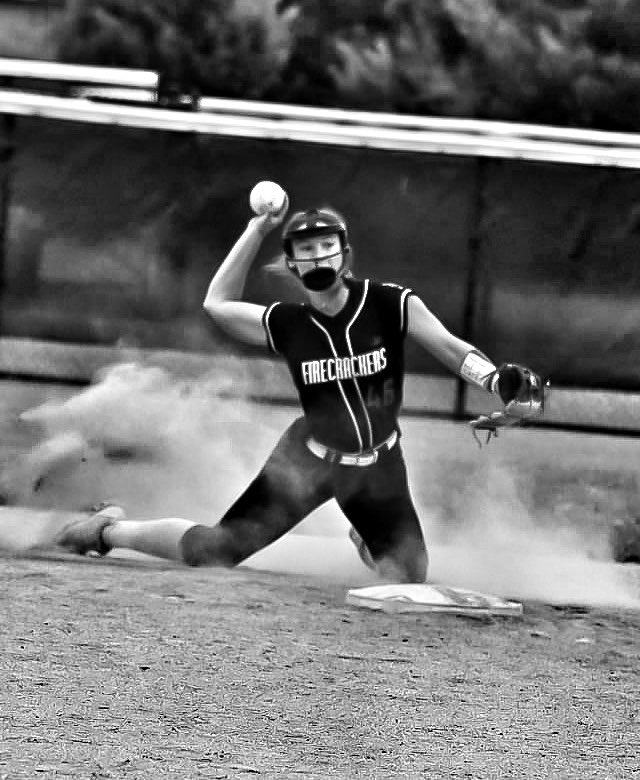 A_Firecrackers's tweet photo. Happy Belated 17th Birthday @Kaelyn_Jones46 - let’s celebrate with a great last day of the fall season! #FCFamily #ForgetfulCoach @UTMSoftball @ChelseaEFarmer https://t.co/65qu329TLA