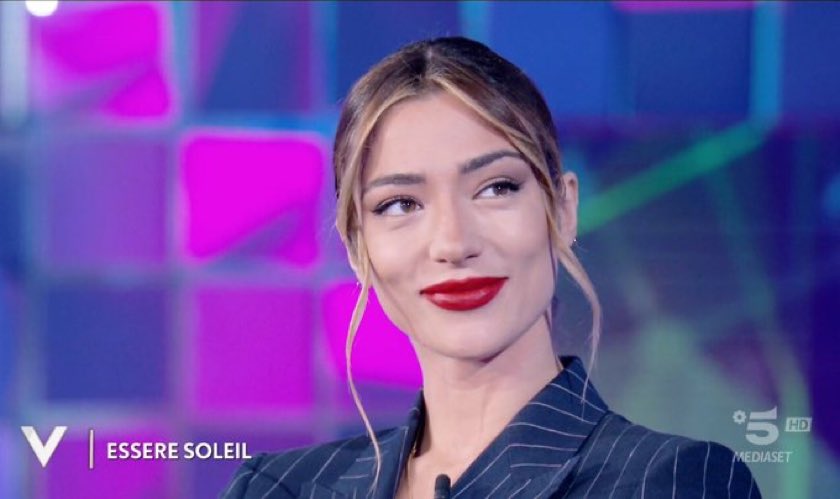 chiaraozz's tweet photo. Ti fai scivolare tutto e fai benissimo.
Adesso sei anche più matura, riflessiva e consapevole di quello che hai. E non parlo di soldi ma di amore. Quello che ricevi da Carlo, dalla tua famiglia, dai tuoi amici e dalle tante persone che ti adorano. #solearmy https://t.co/8Jj1yUSOo8