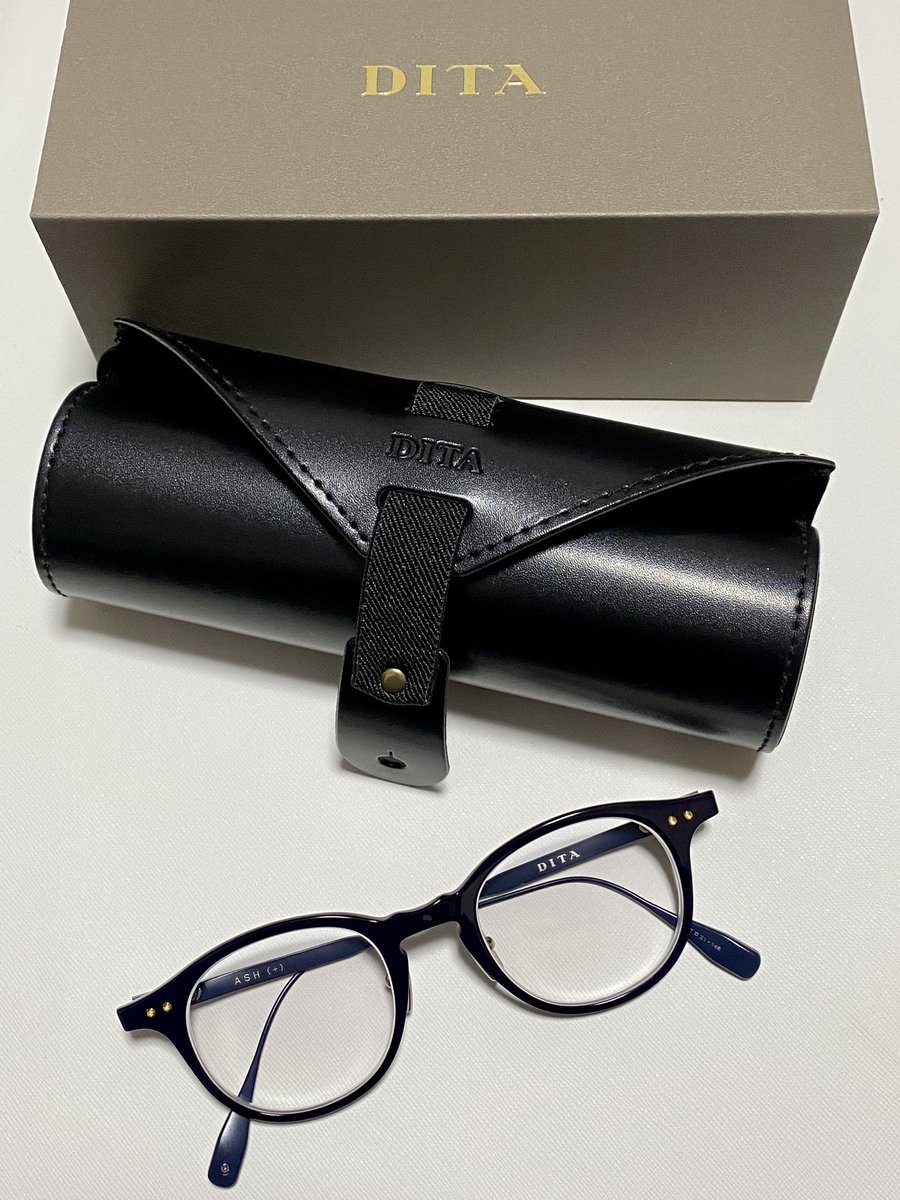 「今迄掛けていたメガネがダメになったので新しく購入したDITA。クロムハーツは職場」|Hiroのイラスト