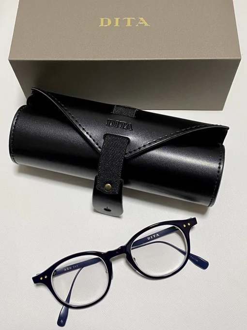 今迄掛けていたメガネがダメになったので新しく購入したDITA。クロムハーツは職場に掛けて行けないので休日や気分を変えたい時に使っています。両方綺麗で格好良くてすごく気に入っているので大切に長く使っていきたいです 