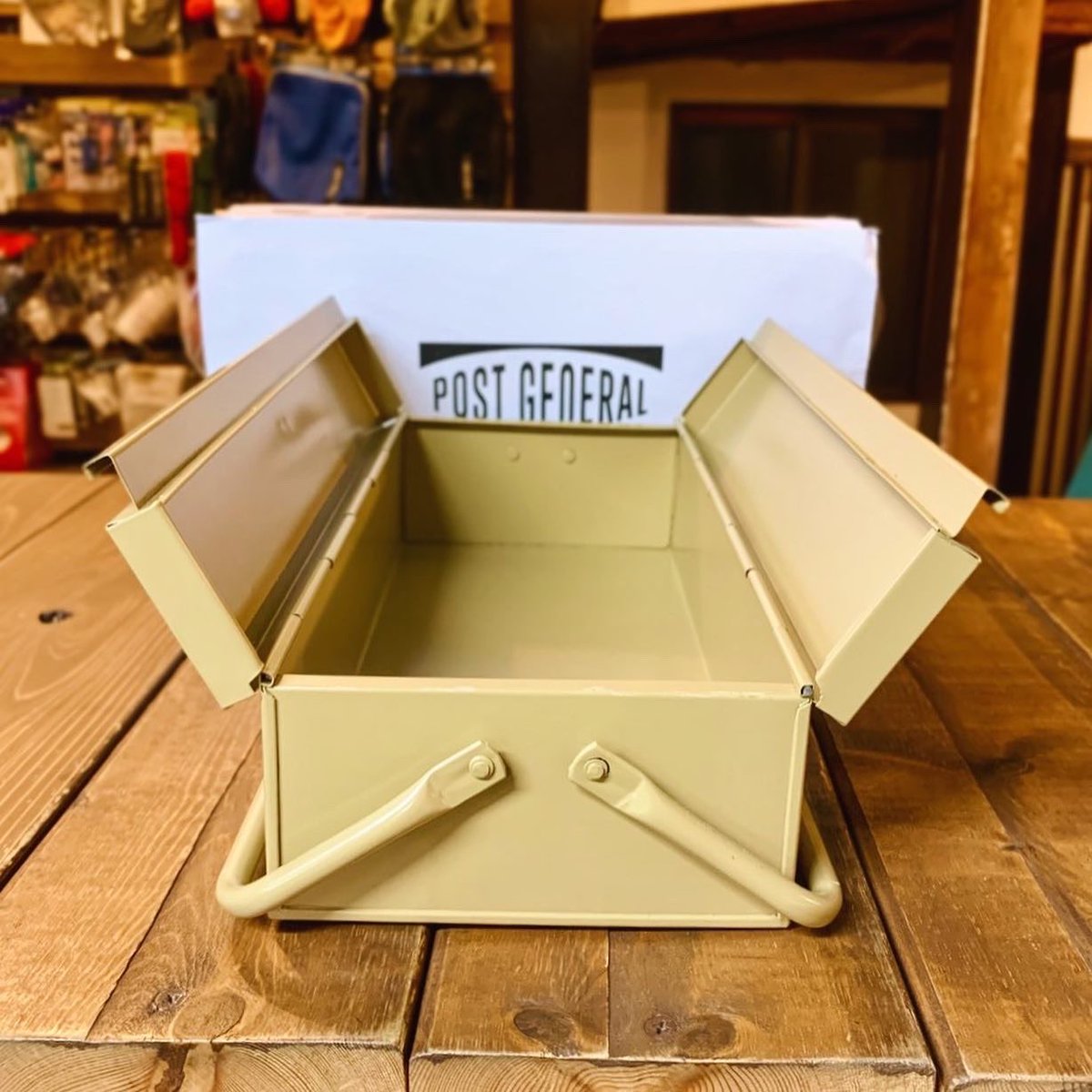 tateisukanna_'s tweet image. カクカクフォルムが使いやすいツールボックス

シンプルなので何入れるにも悩むことなし
ペグやハンマーもまとまるまとまる

ハンドルは大きいので持ちやすく
観音開きのフタはフラットになるので積み重ねOK

シンプルってなんだかんだ一生愛せる

#タテイスカンナ #postgeneral #stackabletoolbox