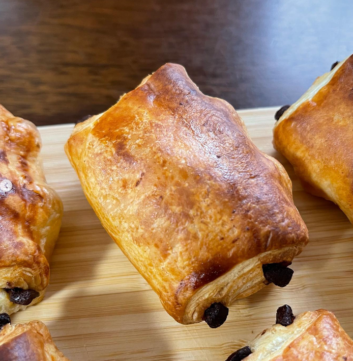 stevenijna's tweet photo. 🥐 パン オ ショコラ
オスカーモンドの冷凍食品
解凍してオーブンで焼くだけ
バターがジュワッとチョコプラスで美味〜😊⁡
お手軽〜✨✨✨
🍠 焼き芋のチーズ焼き
コンロの自動メニューを使って
焼き芋ができたら
半分に切ってチーズをのせて自動メニュー開始🔥
お芋の甘さにチーズの塩気プラスで美味 https://t.co/OgJH7vpo7t