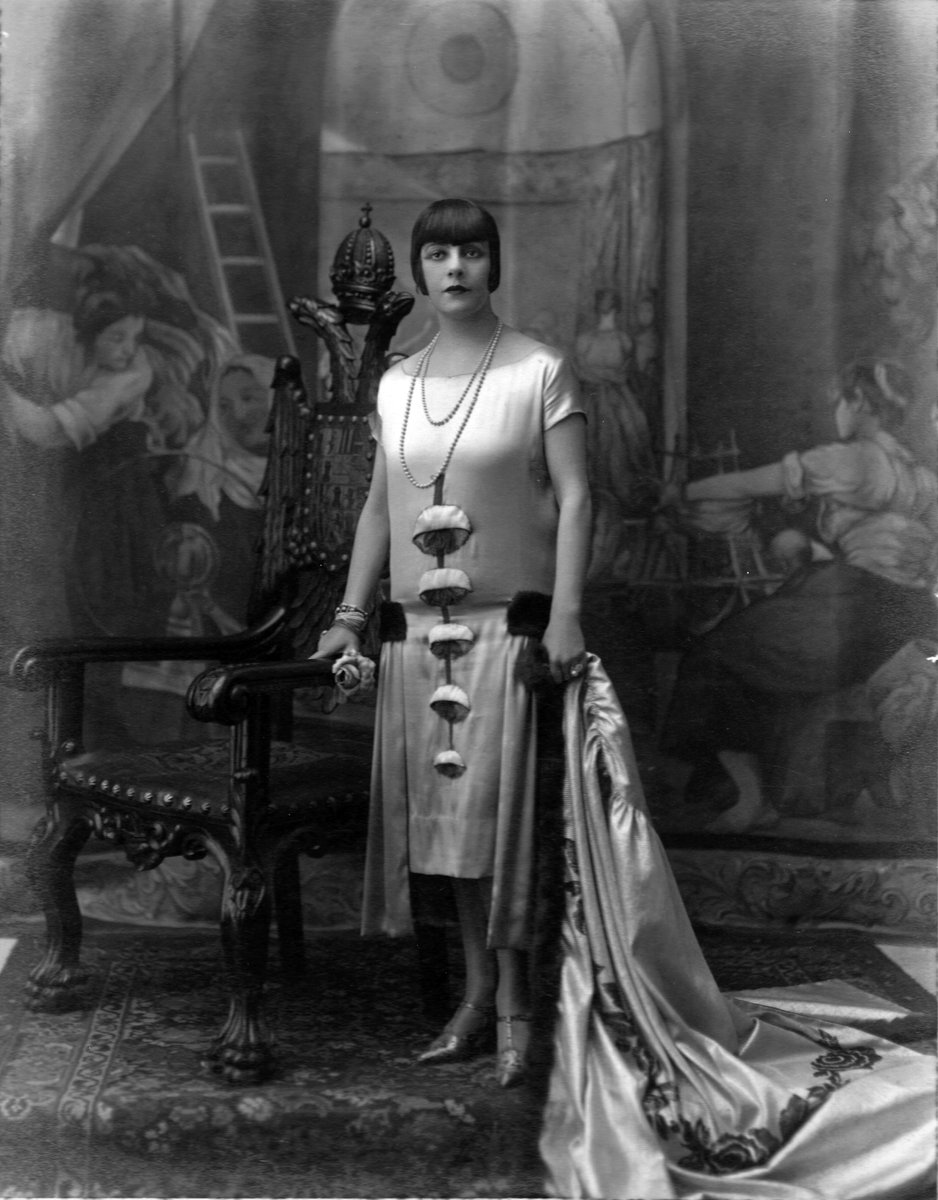 SandraFerrerV's tweet photo. 🎥Elena Jordi fue una auténtica pionera en el mundo del celuloide en España. Nació el 20 de noviembre de 1882 en el seno de una familia de empresarios en el bonito pueblo de Cercs, cerca de Berga. 🧵👇 https://t.co/c90HOPpyaT