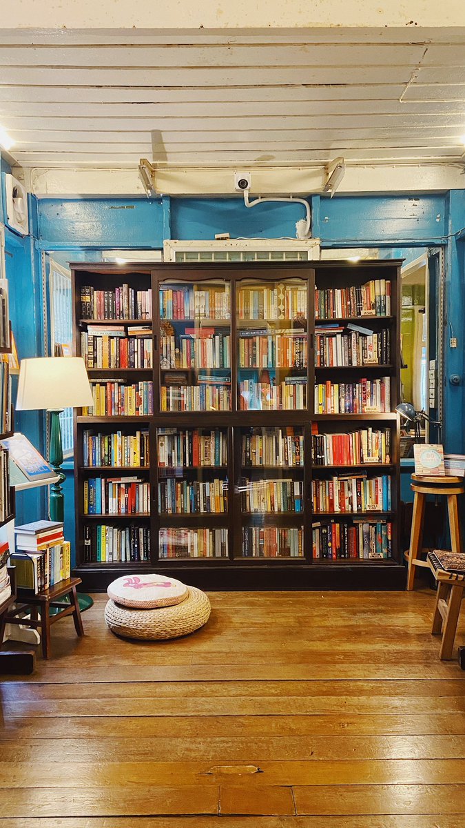 hiddenthread_'s tweet photo. ใครไปเดินเล่นแถวศาลเจ้าพ่อเสือ/เสาชิงช้า ขอแนะนำ World at the corner bookshopเข้าไปในลิสต์ฮะ ร้านนี้จะขายเฉพาะหนังสือภาษาอังกฤษที่เจ้าของร้าน พี่ก้อยและพี่ณัฐ (ช่างภาพชื่อดัง) คัดเองกับมือจากทั่วทุกมุมโลก มีตั้งแต่หนังสือเด็ก-นิยาย-photobook เลือกดูเพลินเลย พี่ๆ แนะนำนส.ดีมาก 😄 https://t.co/O5c8uNhqoV
